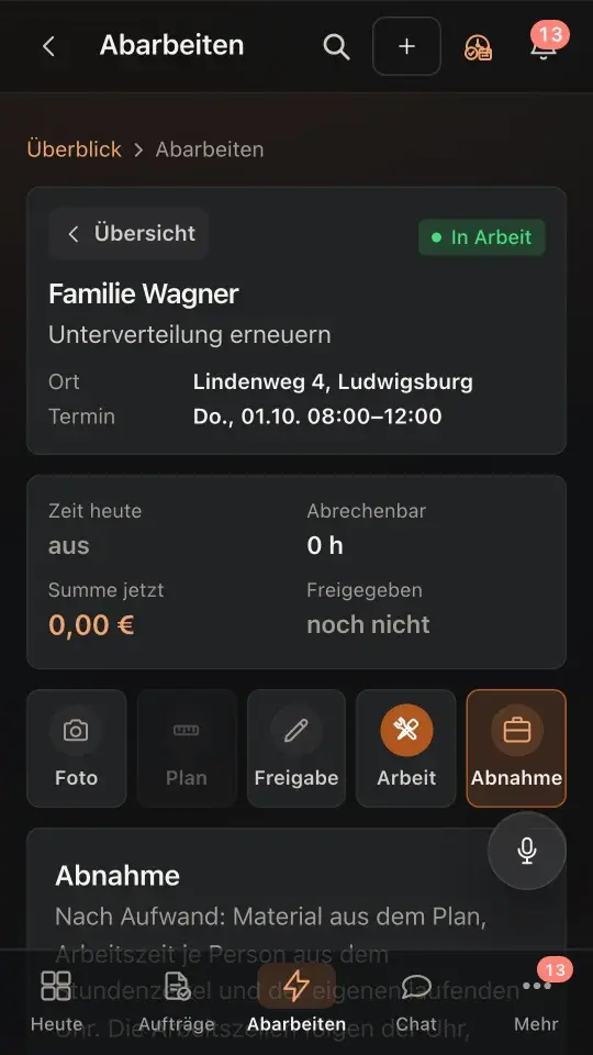Auftragskarte Abarbeiten auf dem Telefon mit den Kacheln Foto, Plan, Freigabe, Arbeit und Abnahme.