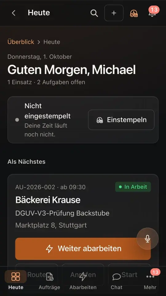 Ansicht Heute auf dem Telefon mit Stempeluhr und dem nächsten Einsatz samt Knopf Weiter abarbeiten.